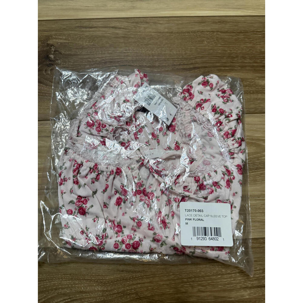 NWT! Lush Lace Trim Cap Sleeve Top in Pink Floral Size Medium - Picture 2 of 6